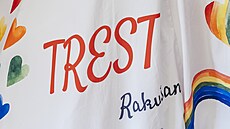 Šaty Lenky Šimůnkové, které odkazují na památku její zavražděné dcery Elišky....