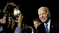 Americký prezident Joe Biden pózuje, aby se nechal vyfotit fanouky na...