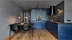 Rustikální d�ev�ná podlaha dodává prostoru na útulnosti.