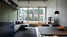 Inspirací byla pro architekty pánská formální móda a estetika londýnského...