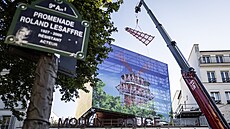 Dlníci nasadili první lopatku k vtrnému mlýnu slavného kabaretu Moulin Rouge....