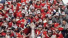 Hokejisté Floridy pózují se Stanley Cupem, který vyhráli poprvé v historii...