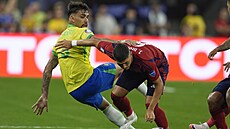 Brazilec Lucas Paqueta (vlevo) v souboji s Juliem Cascantem z Kostariky.