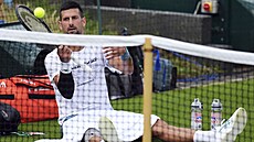 Novak Djokovi� b�hem tréninku ve wimbledonském areálu.