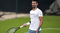 Novak Djokovi� b�hem tréninku ve wimbledonském areálu.