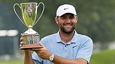 Ameri�an Scottie Scheffler s trofejí pro vít�ze turnaje v Cromwellu.