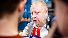 éf FAR Petr Fousek odpovídá po píletu do Prahy na otázky noviná.