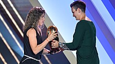 Nejlep�í hokejistkou sezony se stala Denisa K�í�ová (vlevo).