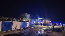 Na východ� Bratislavy ho�ela skládka, na míst� zasahovaly desítky hasi��. (24....