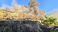 Na východ� Bratislavy ho�ela skládka, na míst� zasahovaly desítky hasi��. (24....