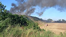 Na východ� Bratislavy ho�ela skládka, na míst� zasahovaly desítky hasi��. (24....