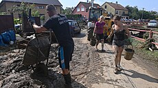 Obyvatelé obce ima na Perovsku odklízejí kody po pívalové vln bhem...