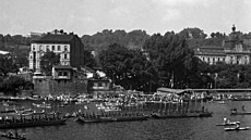 První plovárna, Vojenská, vznikla v Praze v roce 1809 nebo 1811. Snímek pochází...
