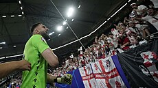 Branká� Giorgi Mamarda�vili oslavuje s gruzínskými fanou�ky postup.