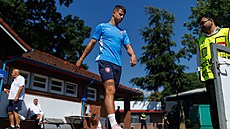 Adam Hlo�ek p�ichází na trénink �ech� p�ed utkáním s Tureckem.