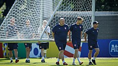 Asistent trenéra eské reprezentace Jaroslav Veselý (v první trojici nalevo) a...