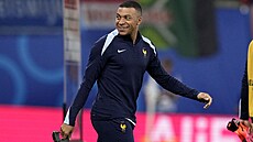 Kylian Mbappé s maskou v ruce b�hem utkání Francie s Nizozemskem.
