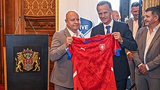 P�edseda FA�R Petr Fousek (vlevo) p�edává reprezenta�ní dres státnímu radovi...