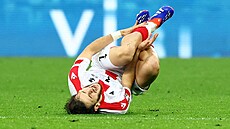 Gruzínský fotbalista Chvi�a Kvaracchelija padá na trávník.