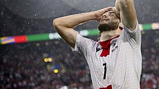 Gruzínský fotbalista Chvi�a Kvaracchelija lituje zma�ené �ance.