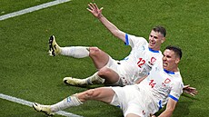 Luká� Provod (14) a David Doud�ra slaví �eský gól.