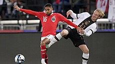 Julian Brandt (vpravo) z N�mecka a Phillipp Mwene z Rakouska bojují o mí�.