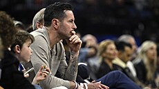 J. J. Redick sleduje zápas NBA.