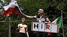 Fanou�ek s �eskou vlajkou podporuje Jana Hirta b�hem první etapy Tour de...