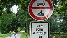 Labská stezka v Hostinném cyklisty p�ekvapí prudkým esí�kem a auty zahrádká��.