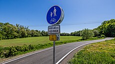 Podél Labe vede nový úsek cyklostezky ze Stanovic do ire.