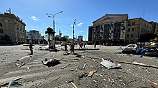 Následky ruského útoku na ukrajinský Charkov. Zemeli dva lidé a pes 50 jich...