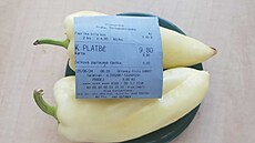 Dv� bílé papriky z Lidku vá�í bez pár gram� �tvrt kila. V p�epo�tu na kilogram...