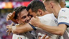 �výcarský fotbalista Xherdan Shaqiri (vlevo) oslavuje se spoluhrá�i sv�j gól do...