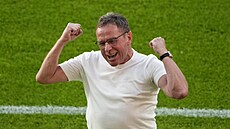 Trenér rakouských fotbalist� Ralf Rangnick oslavuje postup do osmifinále...