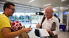 Reprezentan�ní trenér Ivan Ha�ek se podepisuje fanou�kovi po p�íletu z...