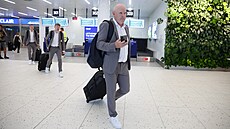 Reprezenta�ní trenér Ivan Ha�ek po p�íletu do Prahy z mistrovství Evropy ve...