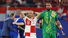 Luka Modri� nev��í, �e Chorvaté neudr�eli vedení nad Itálií. Vedle n�j branká�...