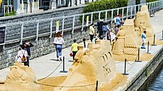Pískové sochy na náplavce eky Otavy v r. 2024