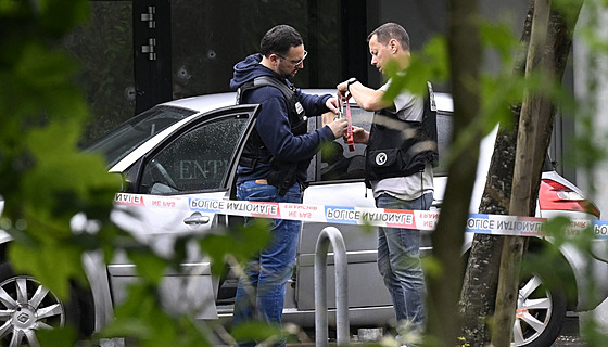 P�edpokládaní pachatelé, n�kolik zamaskovaných ozbrojenc�, jsou na út�ku. (30....