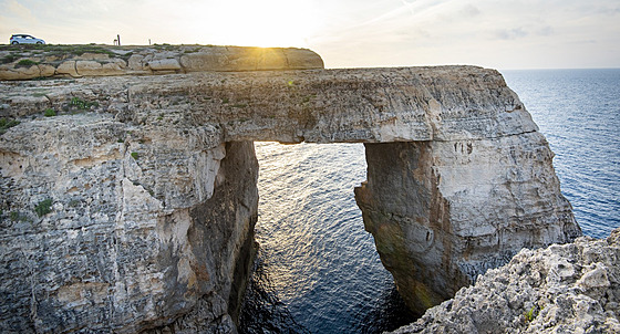 Jednaticetiletá ena se ostrov Gozo u Malty poblí známého vápencového...