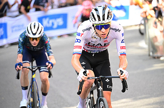 TYPICKÝ OBRÁZEK. Tadej Poga�ar úto�í, jeho tempo doká�e akceptovat pouze Jonas...