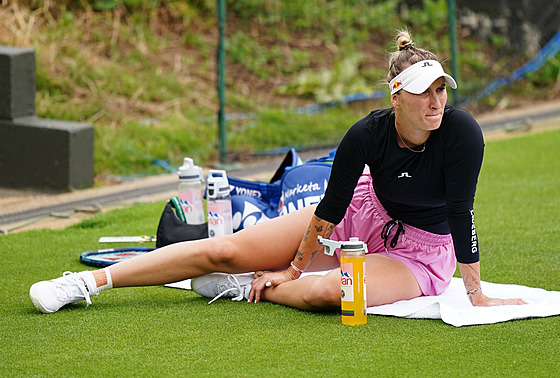 Markéta Vondrou�ová odpo�ívá b�hem tréninku ve Wimbledonu.