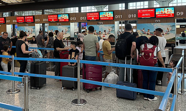 Lety nabalují zpoždění, Češi trčí na letištích. Hledá se viník, situaci dopravcům komplikují kompenzace