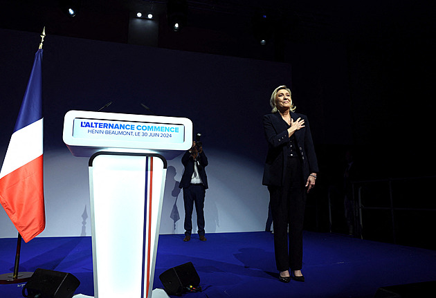 Francouzi hlasovali v prvním kole voleb. Nacionalisté vedou, tvrdí odhady