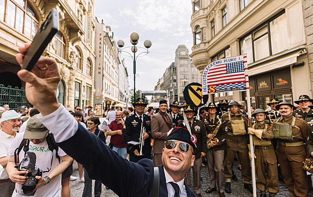 „Nazdar!“ Na 15 tisíc sokolů prošlo Prahou při zahajovacím průvodu sletu