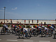Cyklisté míjí fanouky u pláí v Cesenaticu.