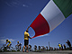 Romain Bardet ve lutém dresu míjí nejspí nejvtí exemplá italské vlajky na...