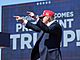 Donald Trump gestikuluje na pedvolebním shromádní ve Virgínii. (28. ervna...