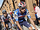 Jan Hirt ve druhé etap Tour de France v ulicích Boloni.