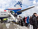 Cestující nastupují do letadla na letiti v turecké Antalyi. (13. února 2024)